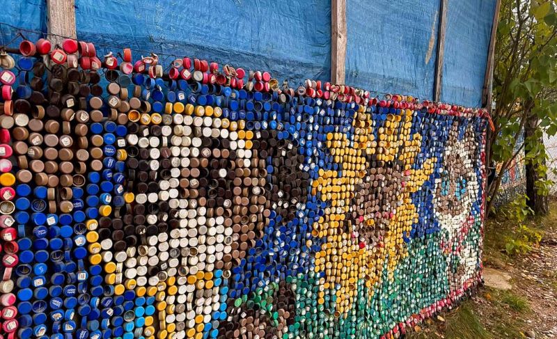 забор из крышек 