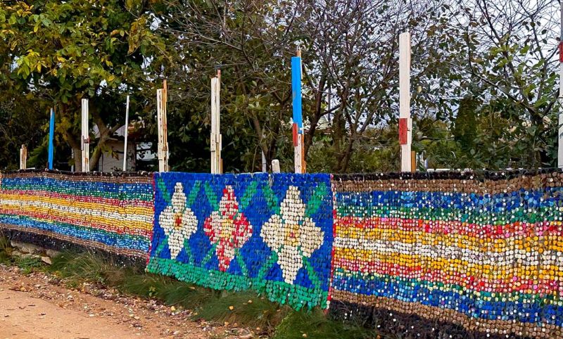 забор из крышек от пластиковых бутылок 