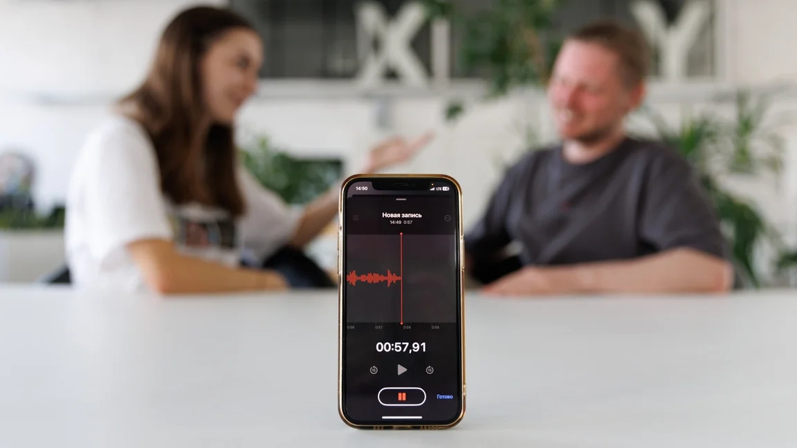 телефон подслушивает