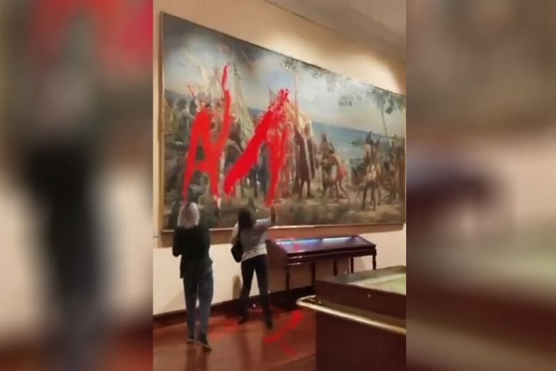 Картину с Колумбом облили краской