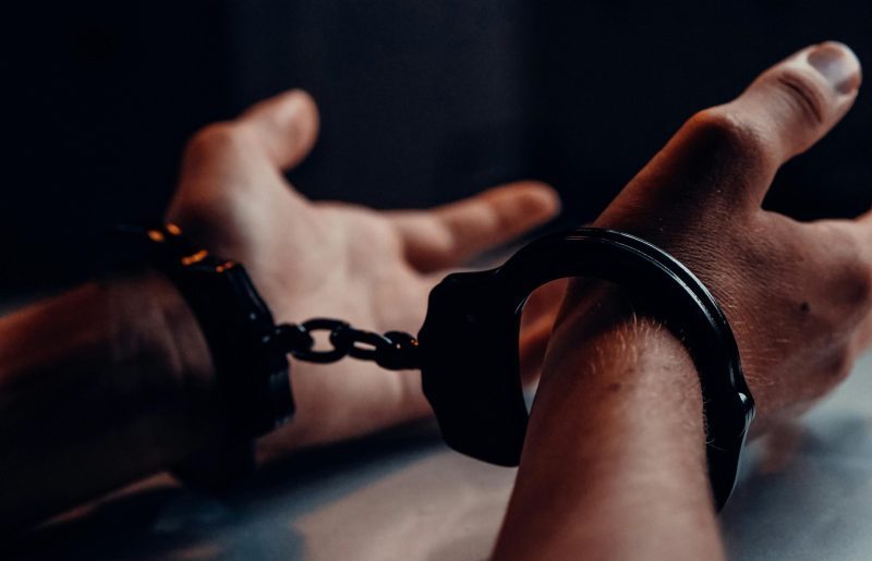 Мужчина в наручниках
