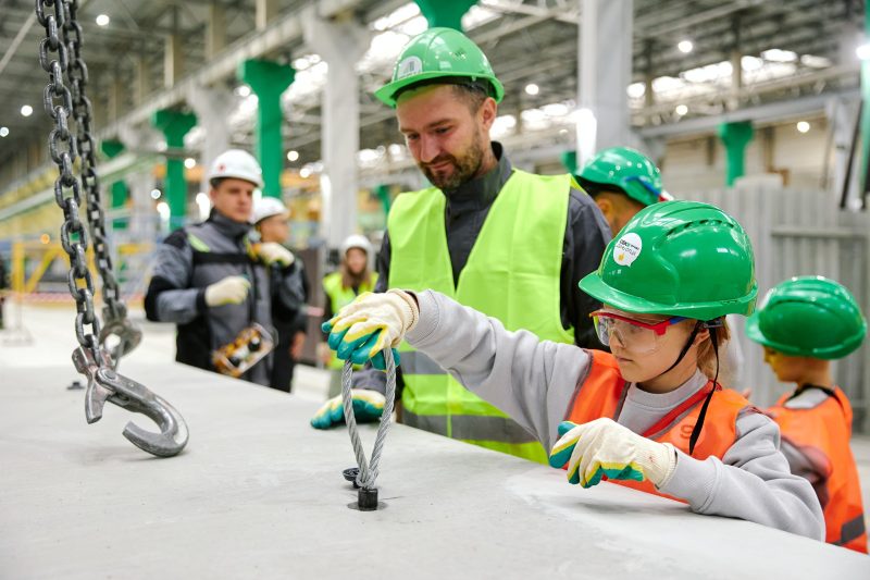 Отец и ребенок на заводе