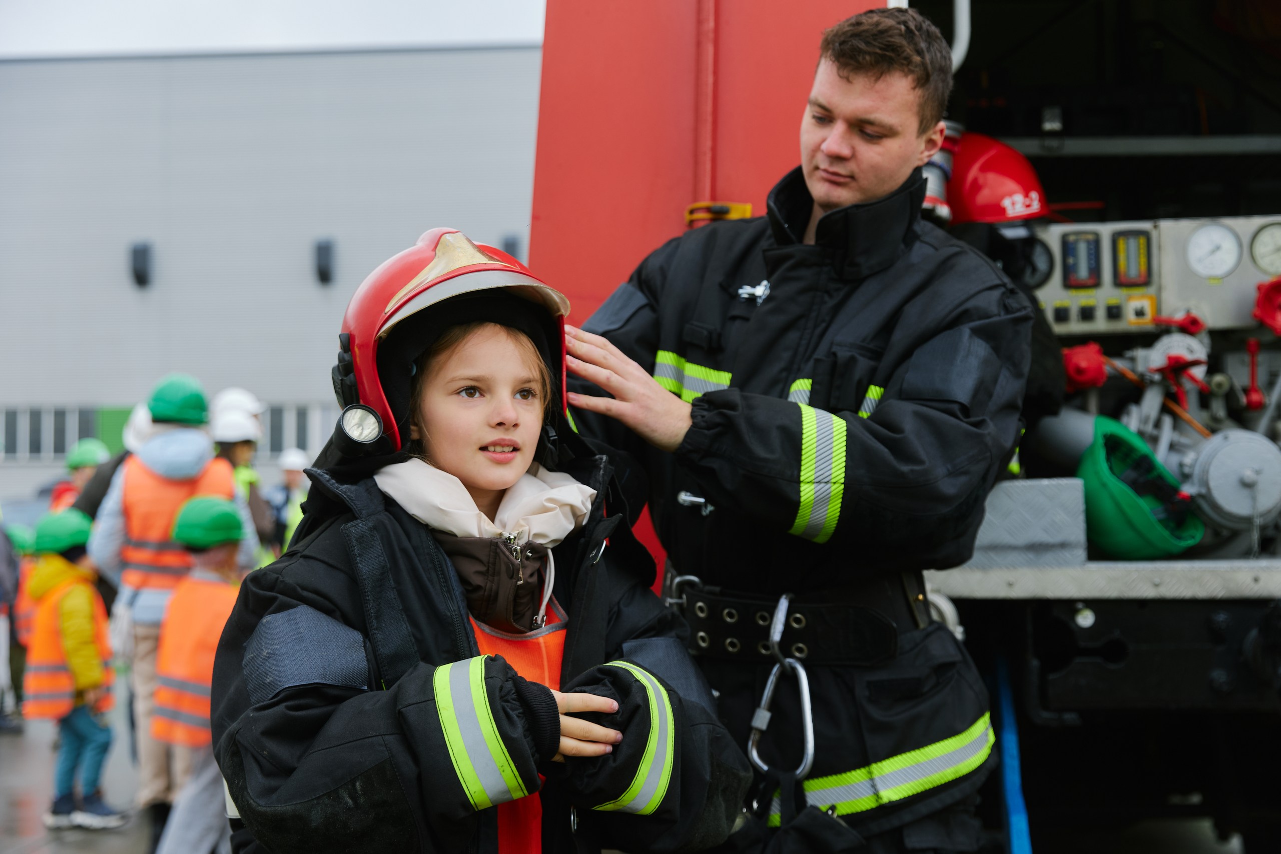 Ребенок и сотрудник МЧС