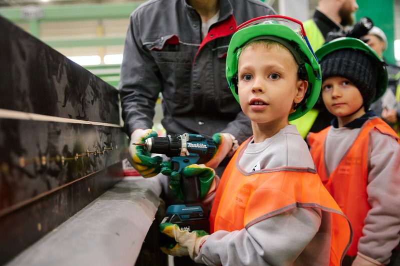 Мальчик сверлит