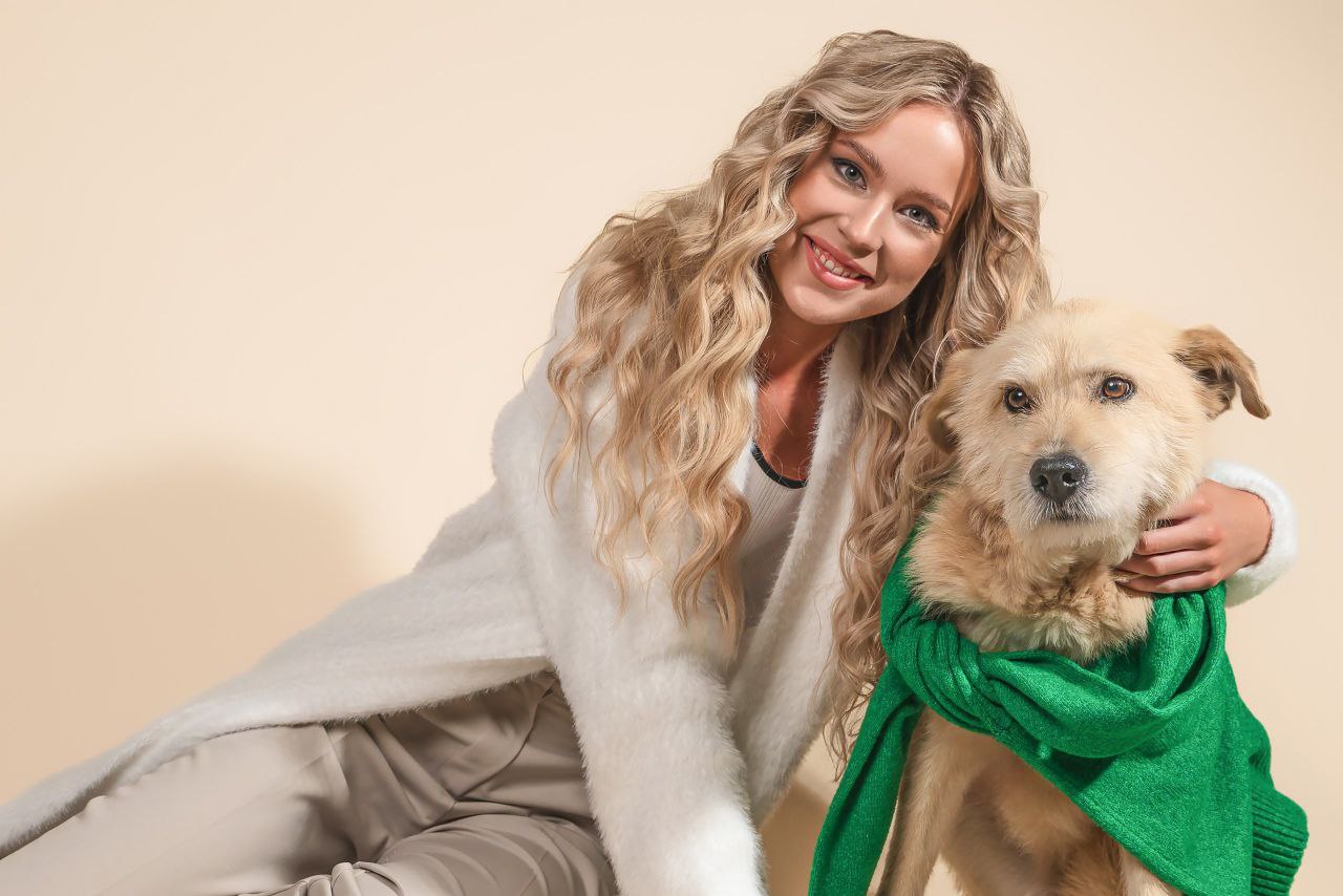 модель девушка собака