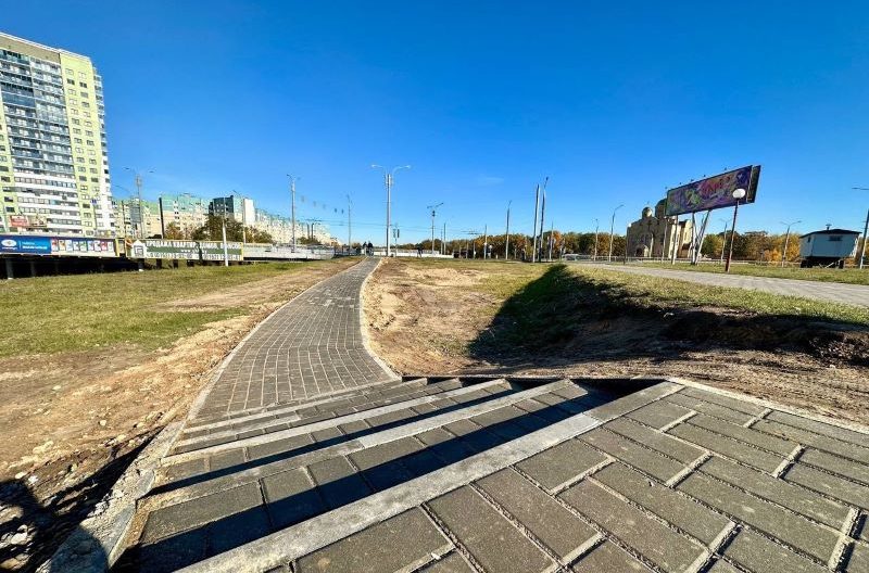 Коммунальщики в Гродно благоустроили народную тропинку к ТЦ «Тринити»