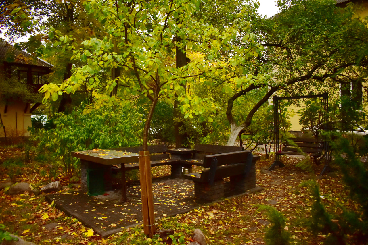 стол скамейка осень