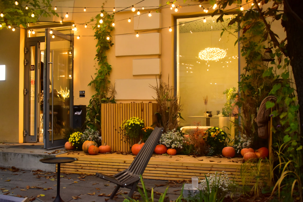 кафе вечер оформление осень