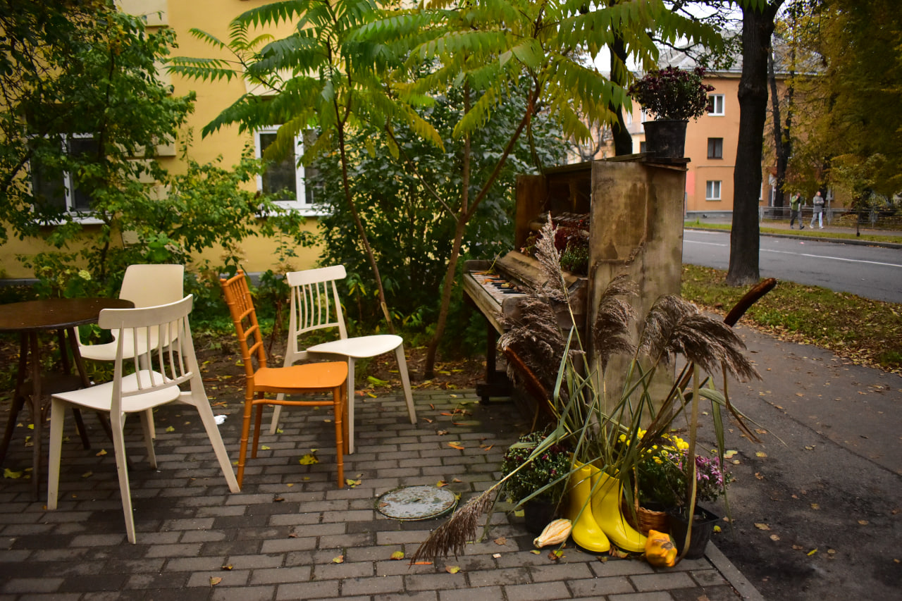 кафе на улице осень