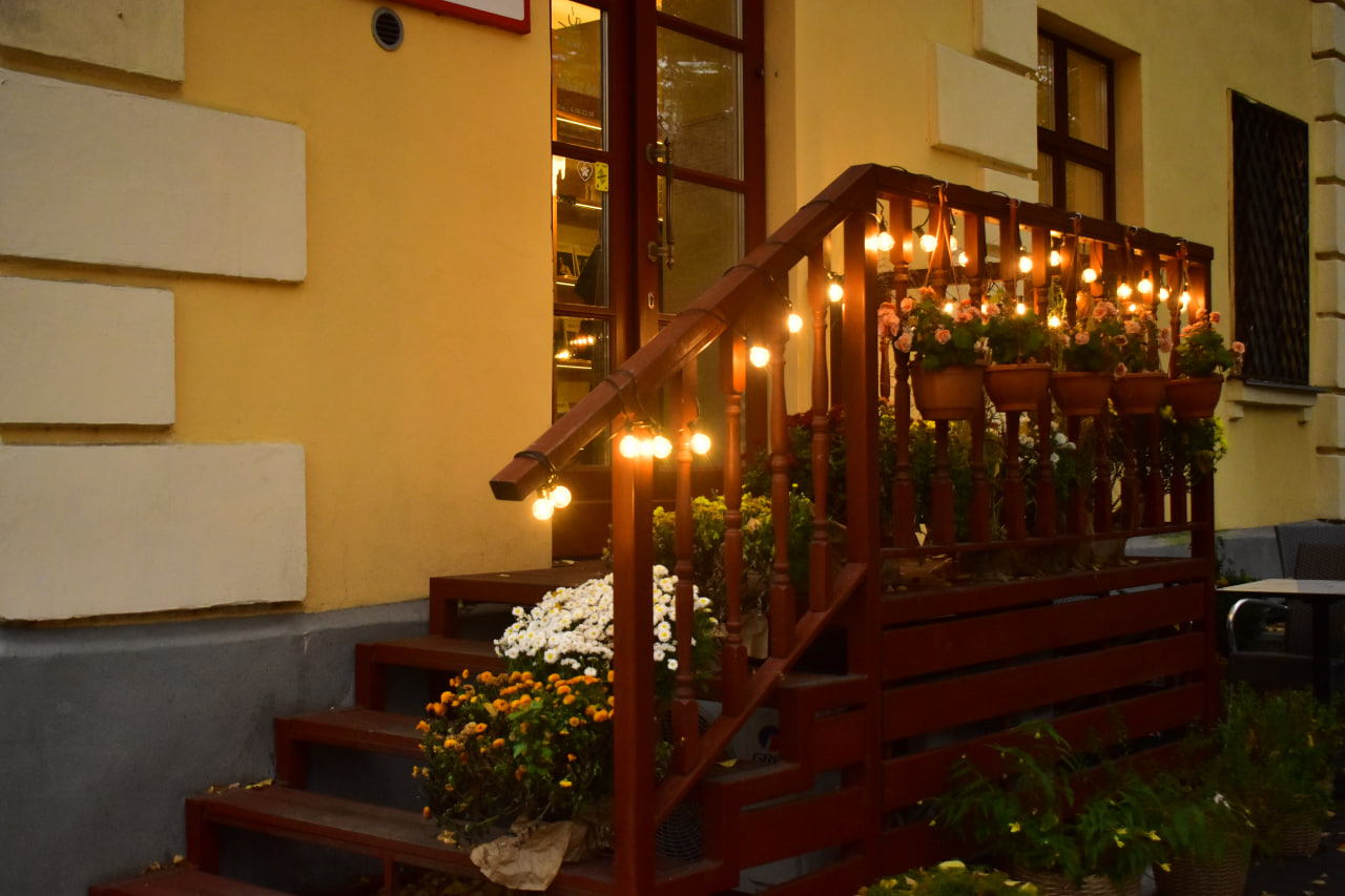 лестница кафе осень