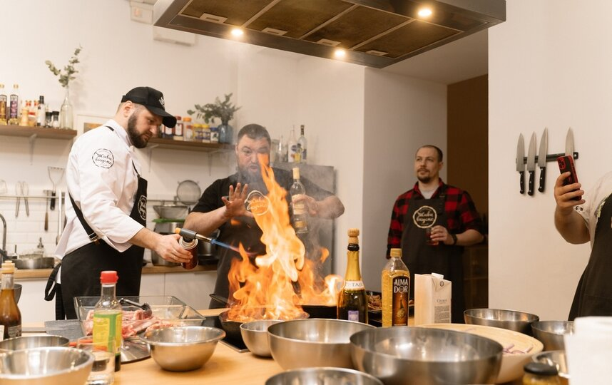 мужчины готовят