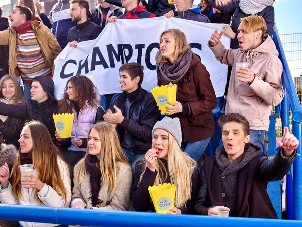 люди на трибунах