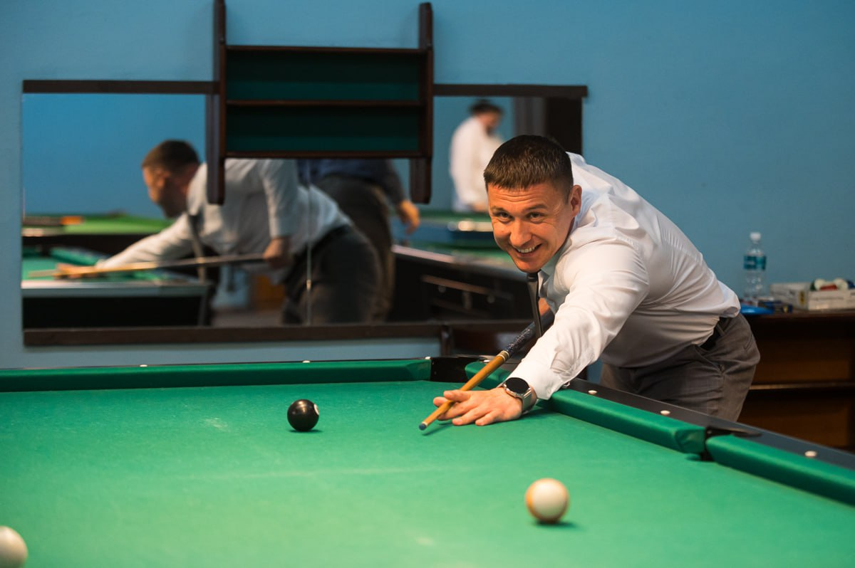 мужчина играет в бильярд