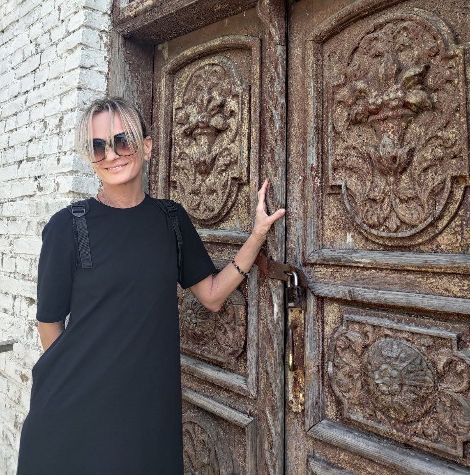 двери женщина Вероника