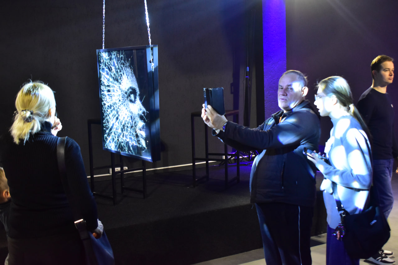 картина стекло выставка посетители