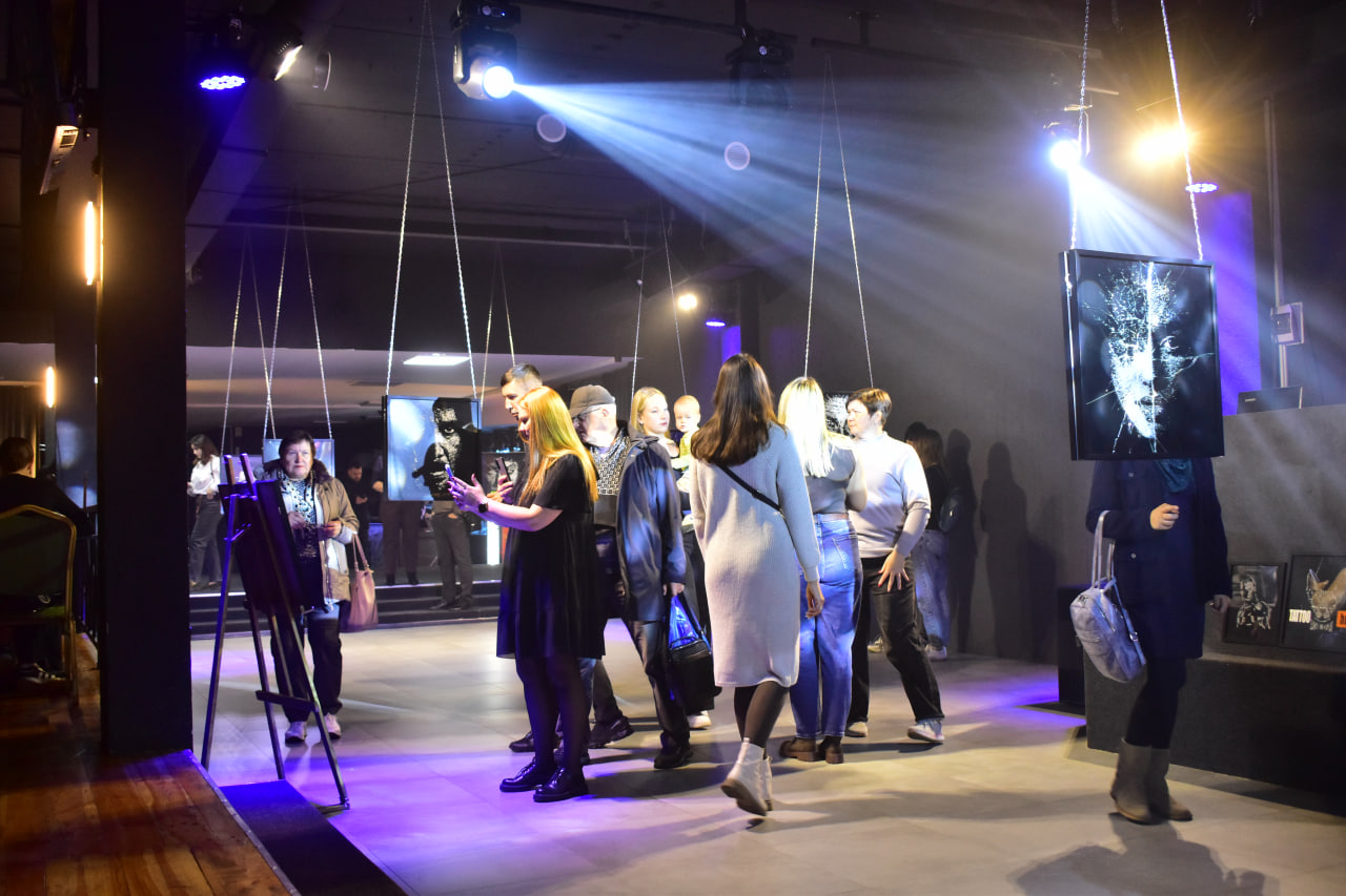 посетители на выставке