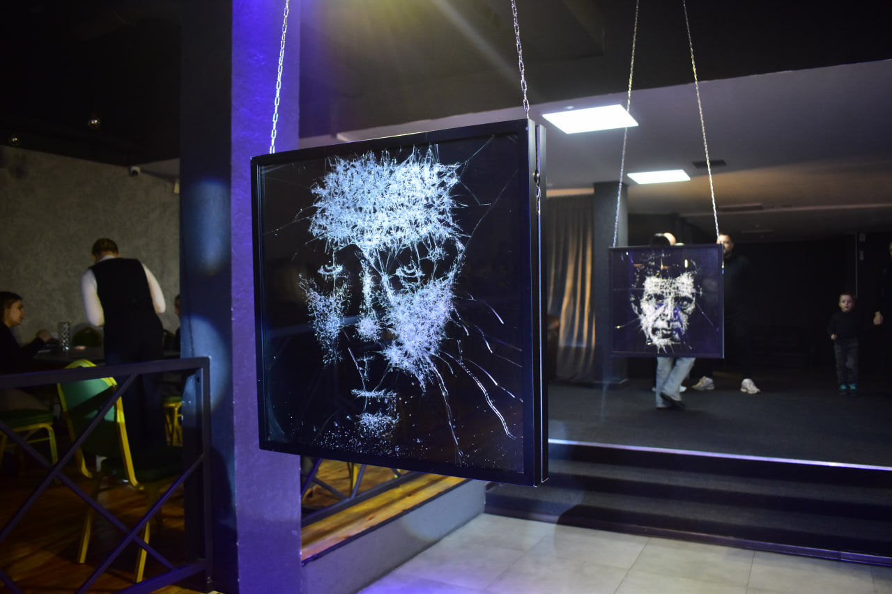 картины на выставке