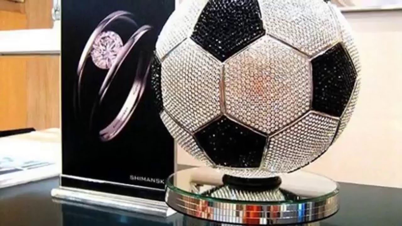 Футбольный мяч, созданный южноафриканской ювелирной компанией Shimansky