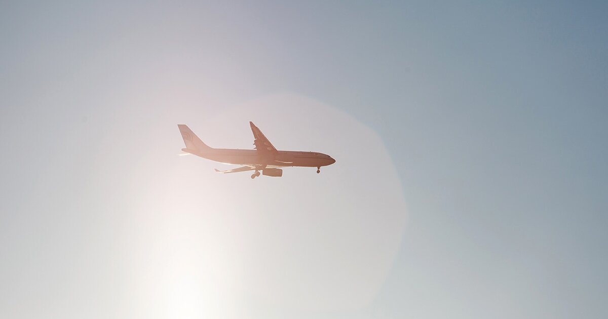 Застывший самолет в небе