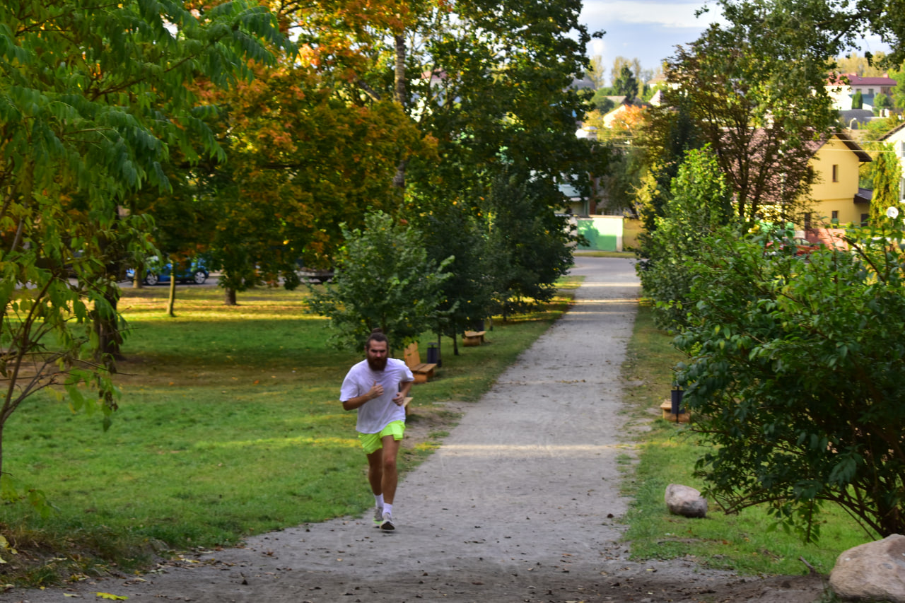 бегун спортсмен сквер