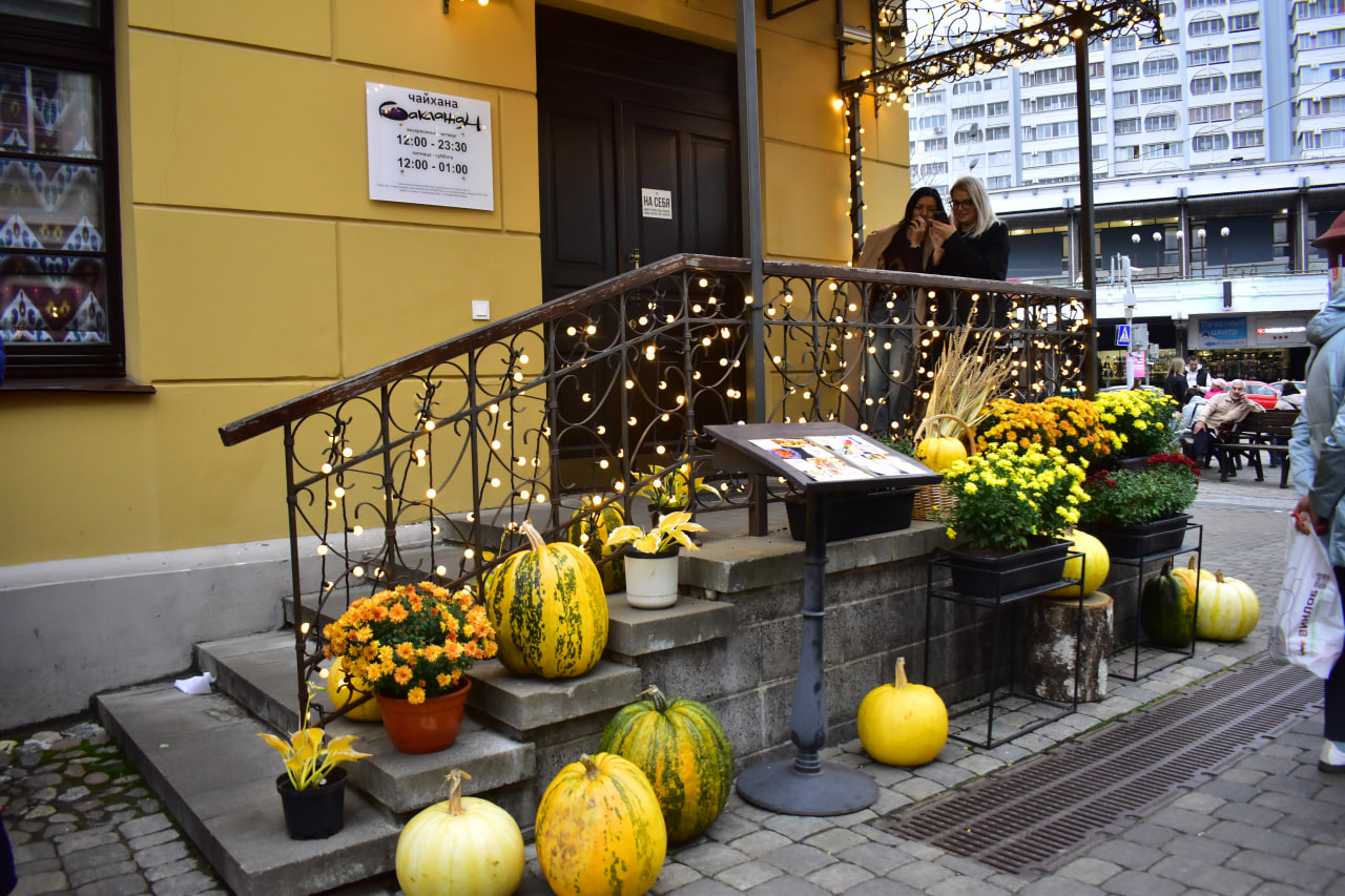 осень кафе лестница