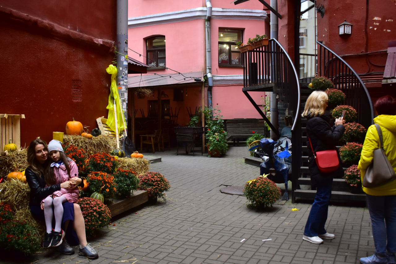 Красный дворик осень