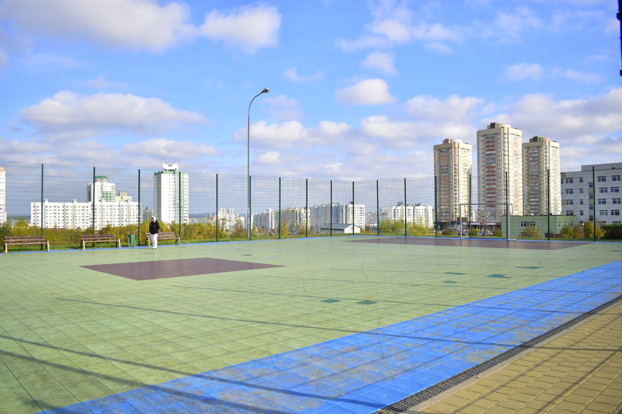 футбольная площадка