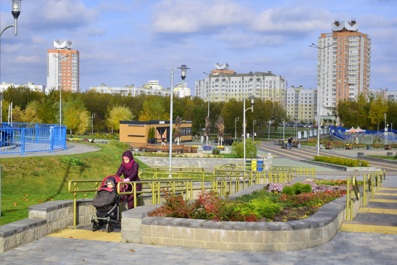 мама с коляской парк