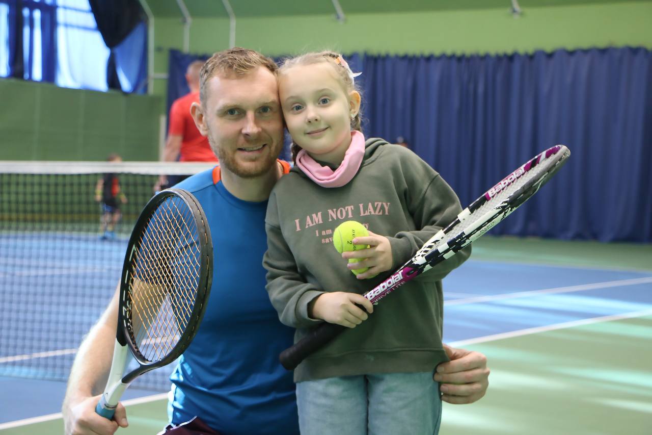 отец с дочкой теннис