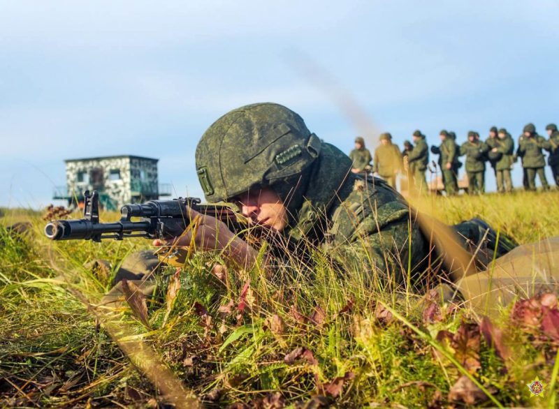 военный на полигоне