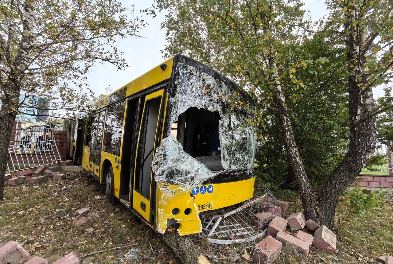 разбитый автобус