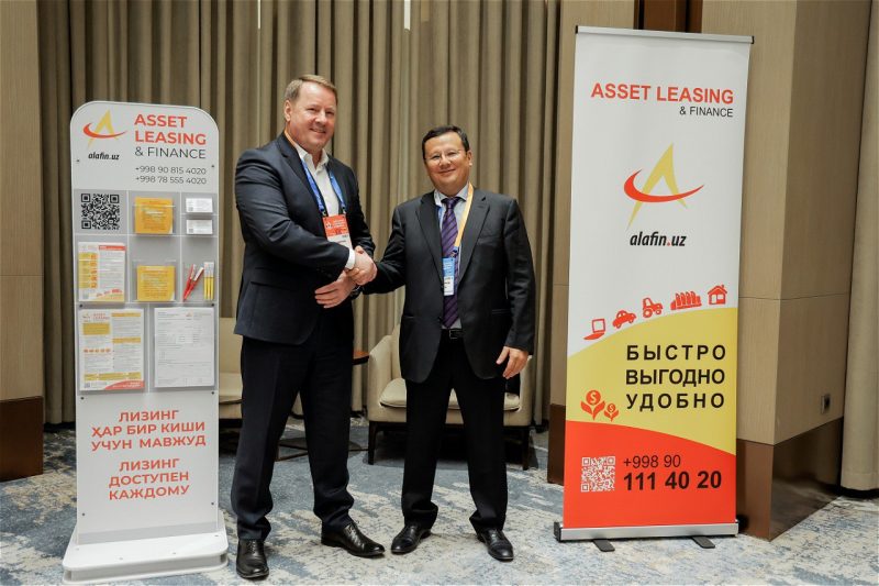 Рукопожатие представителей ASSET LEASING и АВАНГАРД ЛИЗИНГ