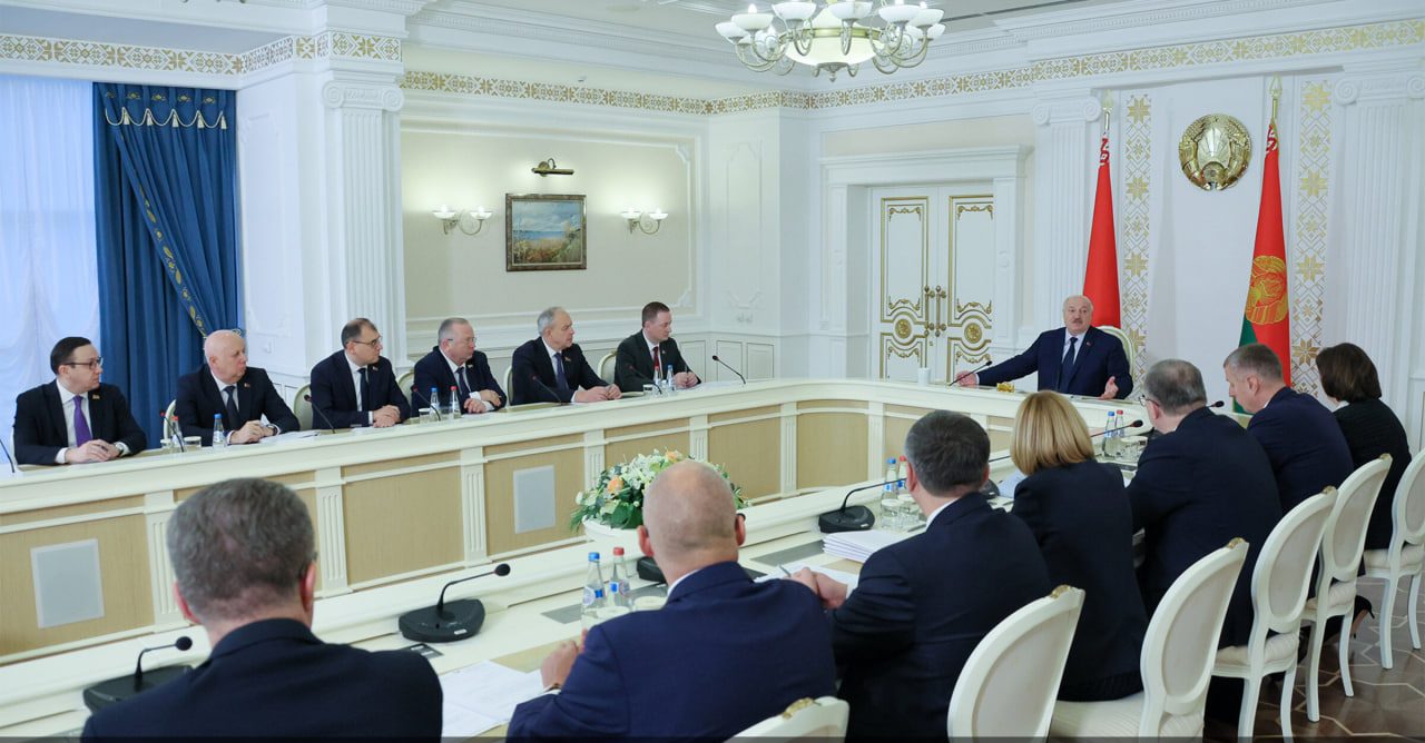 Лукашенко проводит совещание