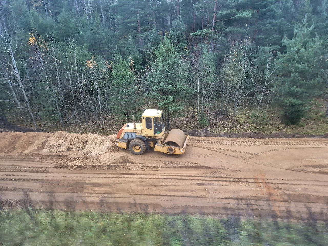 Спецтехника около железной дороги 