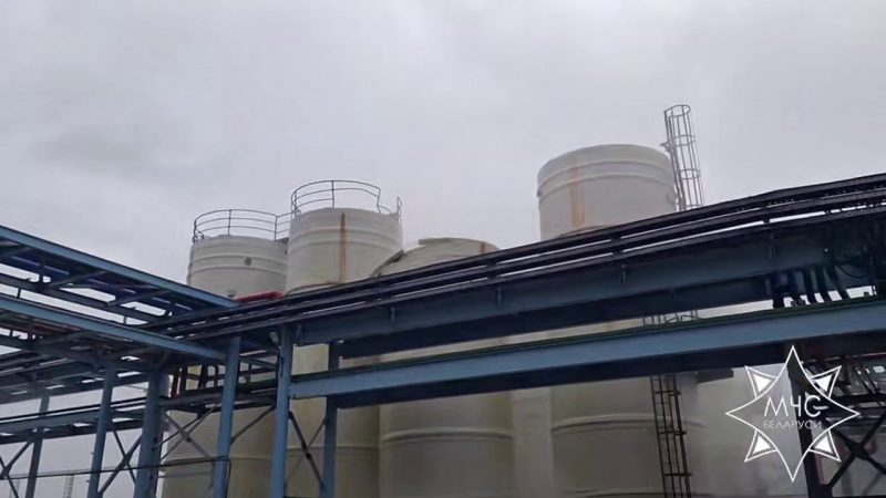 Поврежденные емкости с кислотой