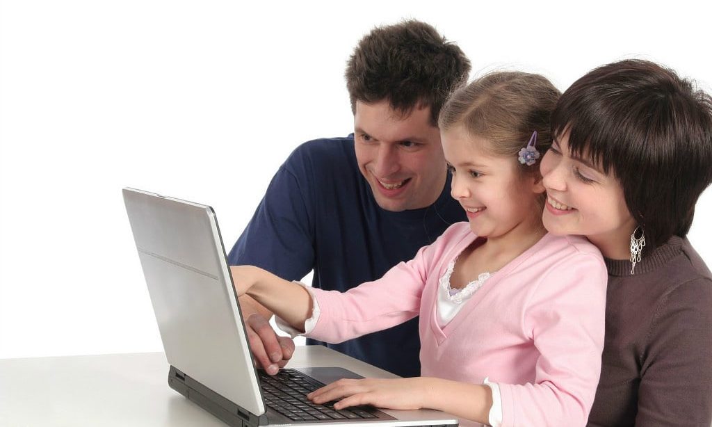 семья ноутбук за компьютером