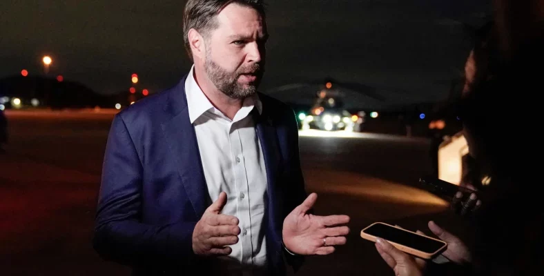 Джей Ди Вэнс США Америка попал под обстрел