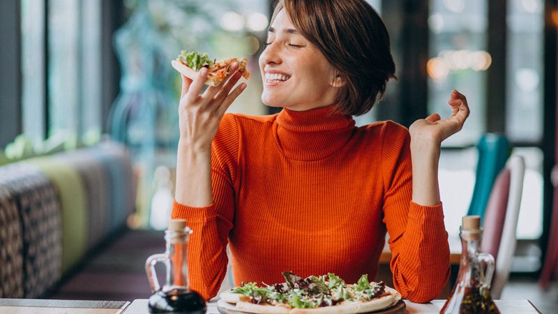 Гастрофест в Минске Девушка ест в кафе