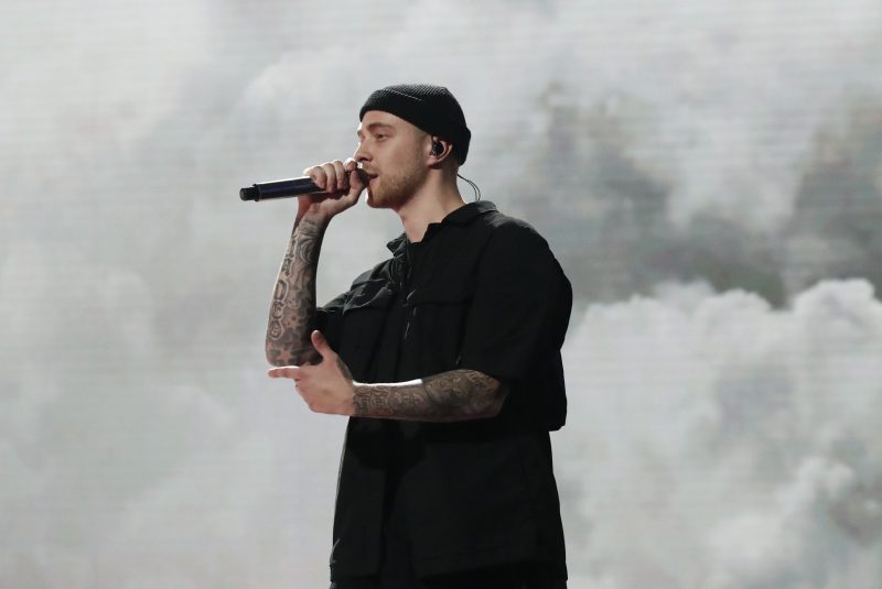 Егор Крид выступает на сцене