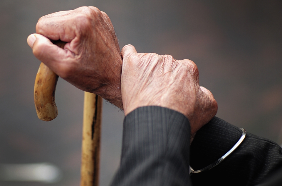 руки пенсионера дом престарелых