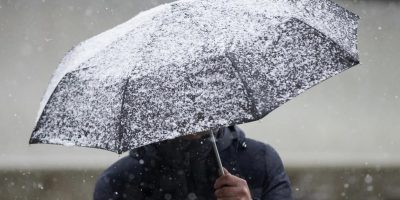 Мокрый снег мужчина с зонтом погода