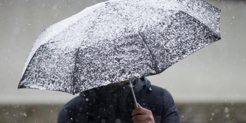 Мокрый снег мужчина с зонтом погода