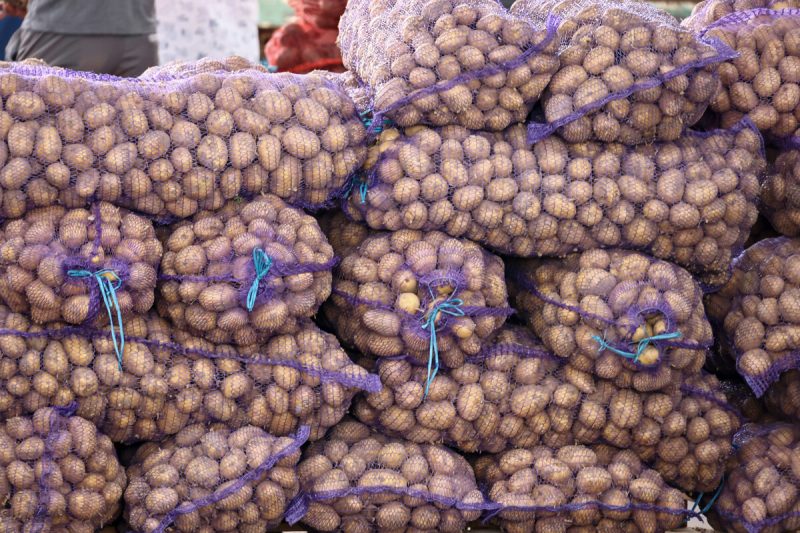 Картофель в мешках на рынке