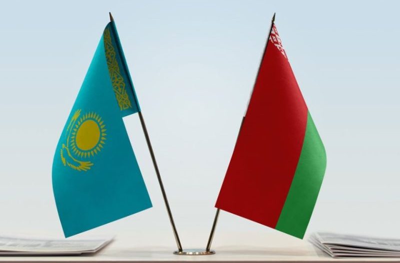 Флаги Беларуси и Казахстана