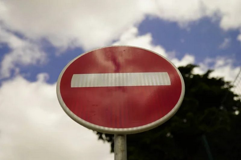 Дорожный знак ограничивающий движение