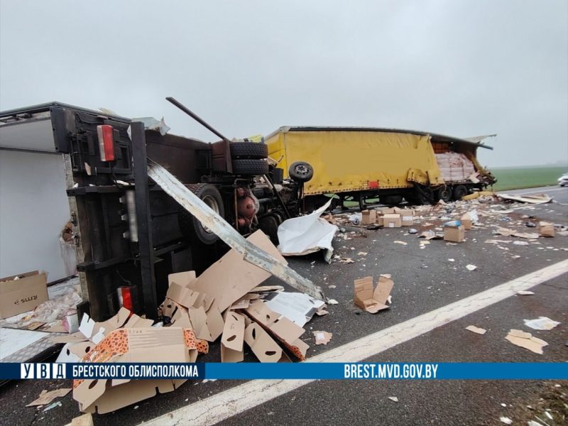 Авария на трасе под Барановичами опрокинувшиеся грузовики