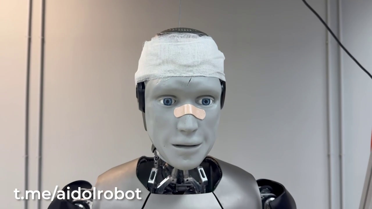 Робот AIdol  с пластырем и перевязанной головой 