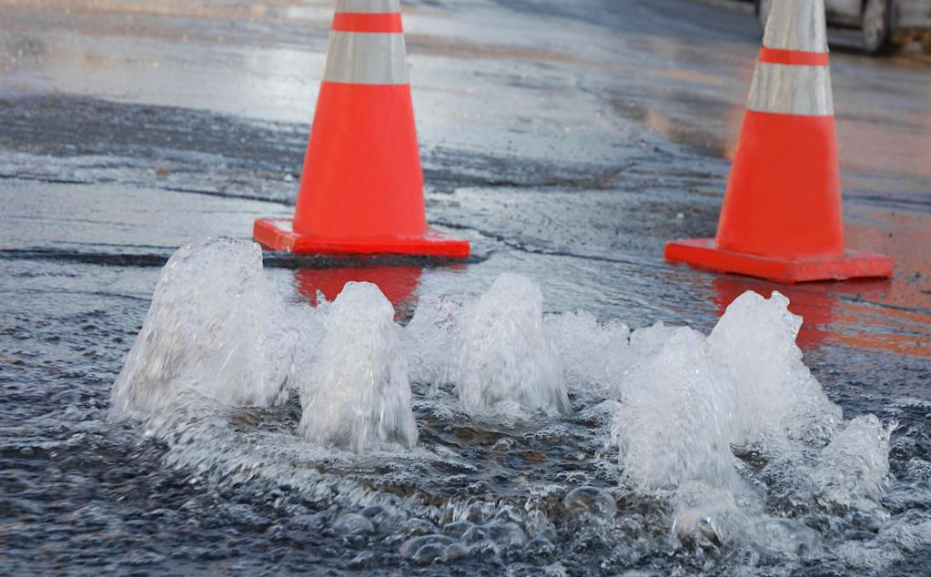 прорыв водопровода Минск дорожные конусы