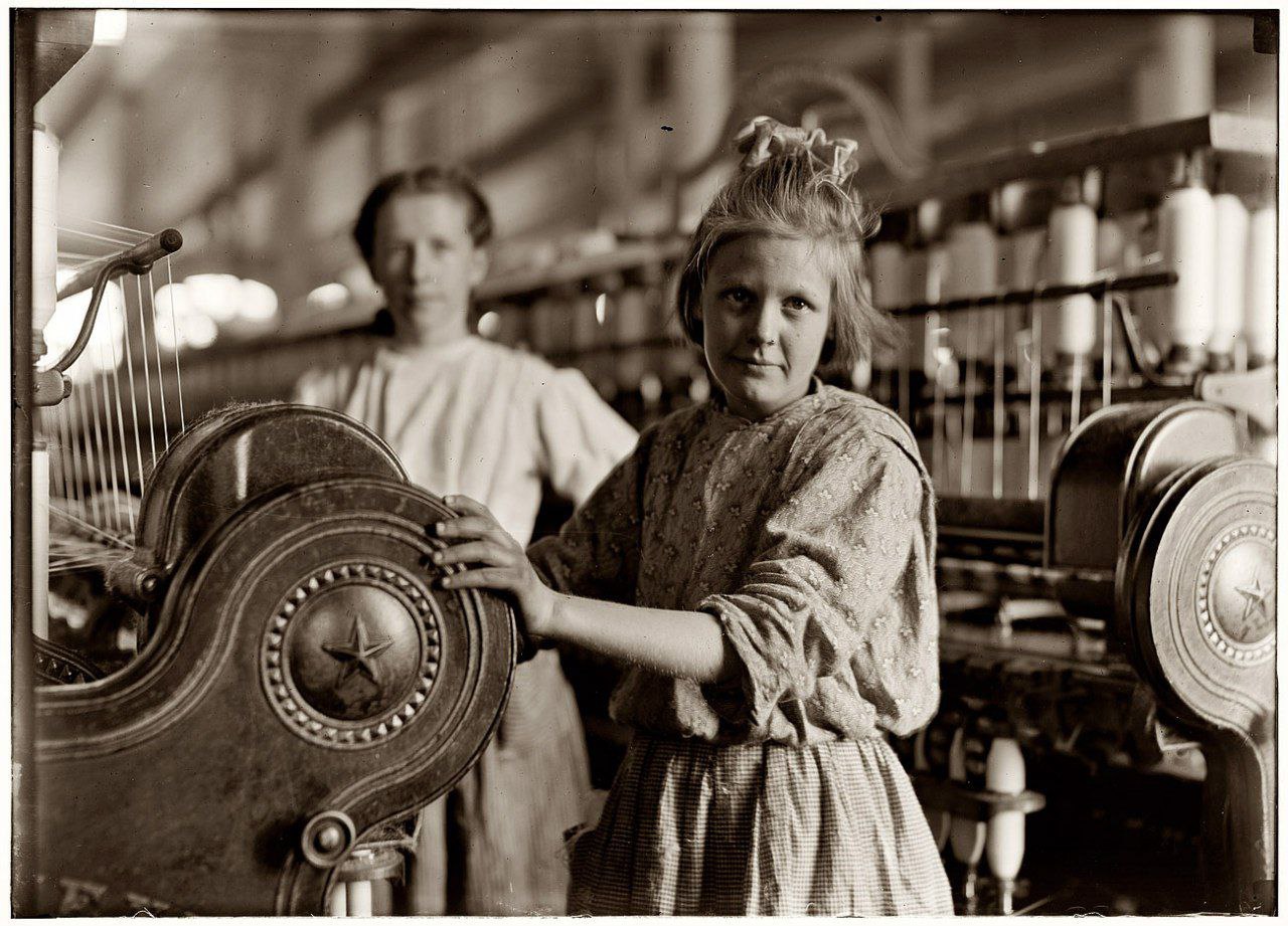 девочки на фабрике