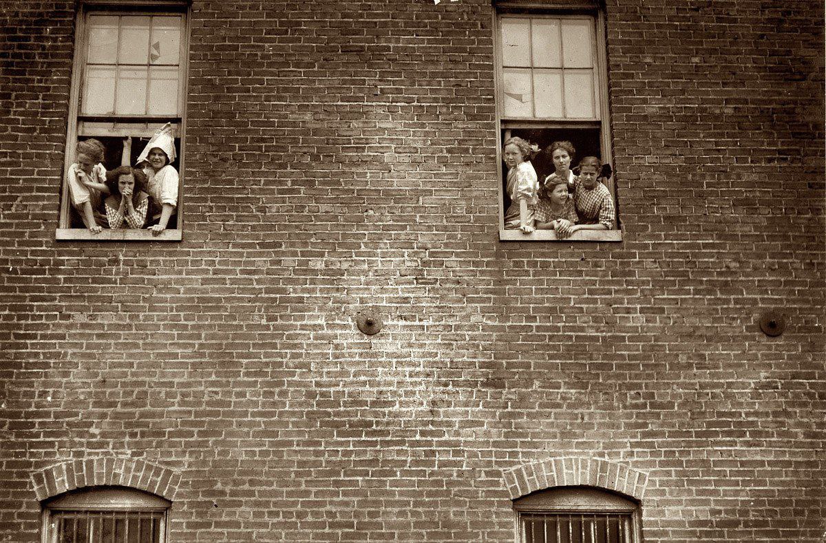 дети в окнах